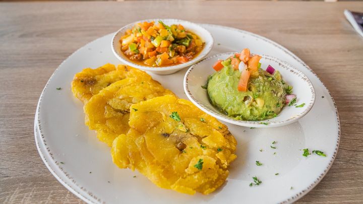 Patacón con Guacamole y Hogao